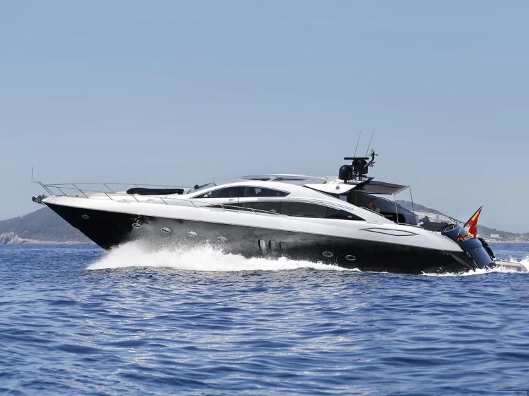 Sunseeker Predator 82 między profesjonalistami a osobami prywatnymi w Ibiza Town