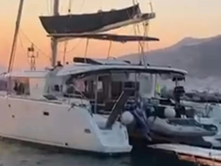 Wynajem Katamaran Lagoon z patentem 