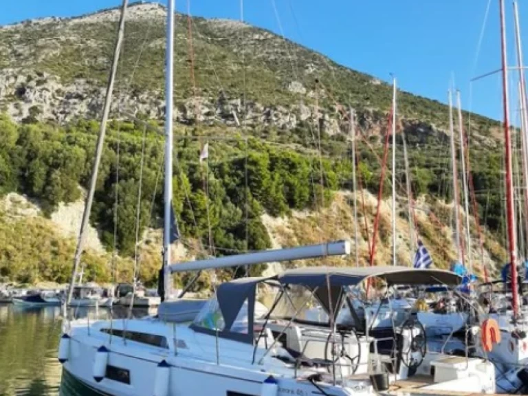 Wynajem Żaglowiec Bénéteau z patentem 