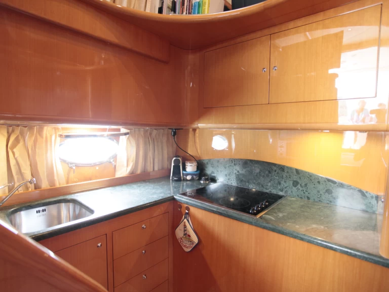 Wynajem Luksusowy jacht Uniesse z patentem 