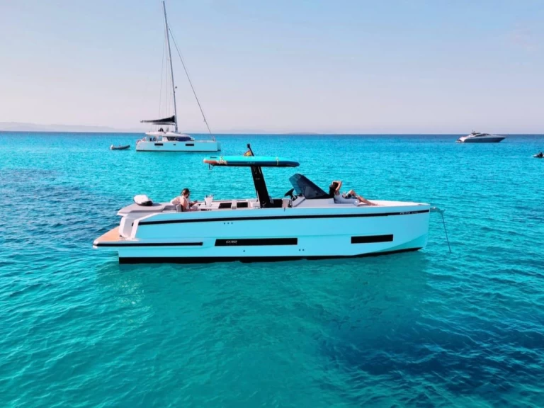 De Antonio De Antonio D32 między profesjonalistami a osobami prywatnymi w Mahon