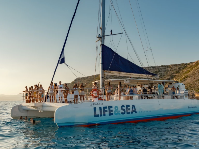 Wynajem Katamaran Drassanes Dalmau z patentem 