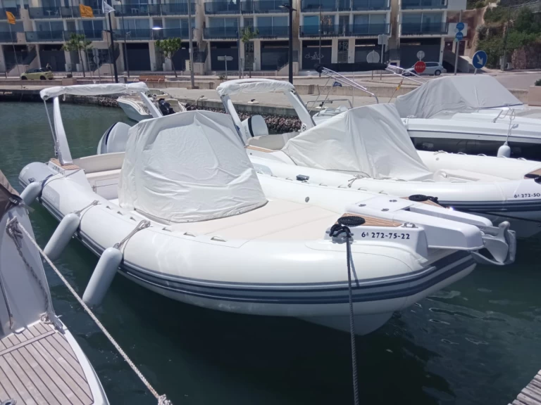 Wynajmij Łódż półsztywna z lub bez skippera Capelli w Mahon