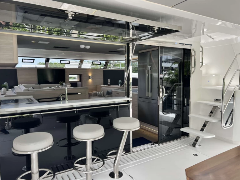 Aquila Treasured C&rsquo;s  między profesjonalistami a osobami prywatnymi w Road Town