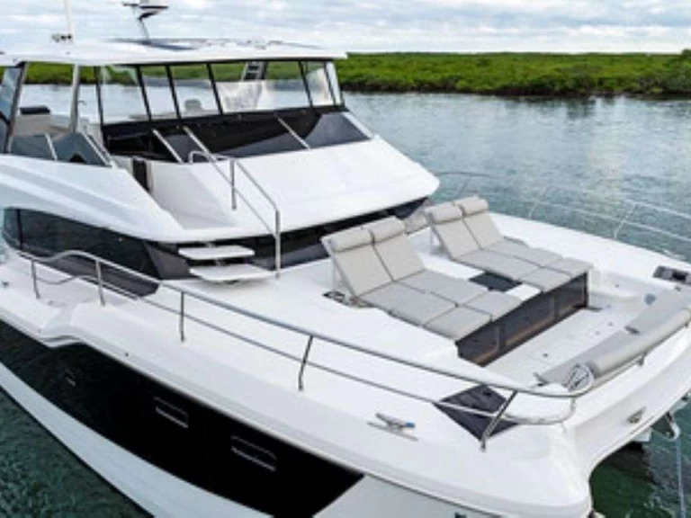 Aquila Treasured C&rsquo;s  między profesjonalistami a osobami prywatnymi w Road Town