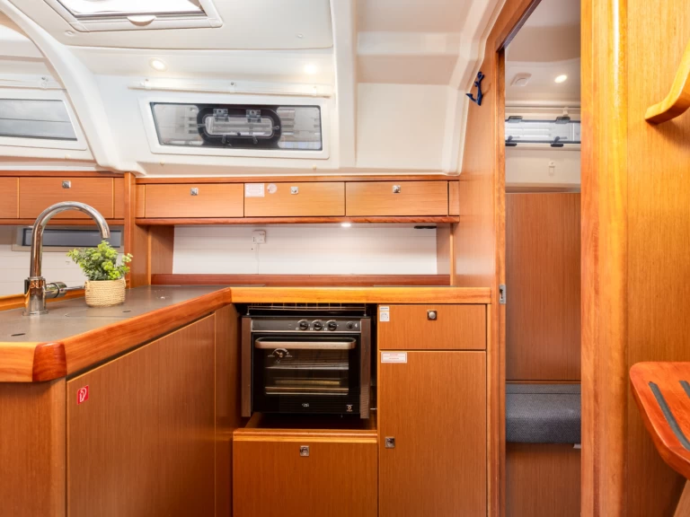 Wynajem Żaglowiec Bavaria z patentem 