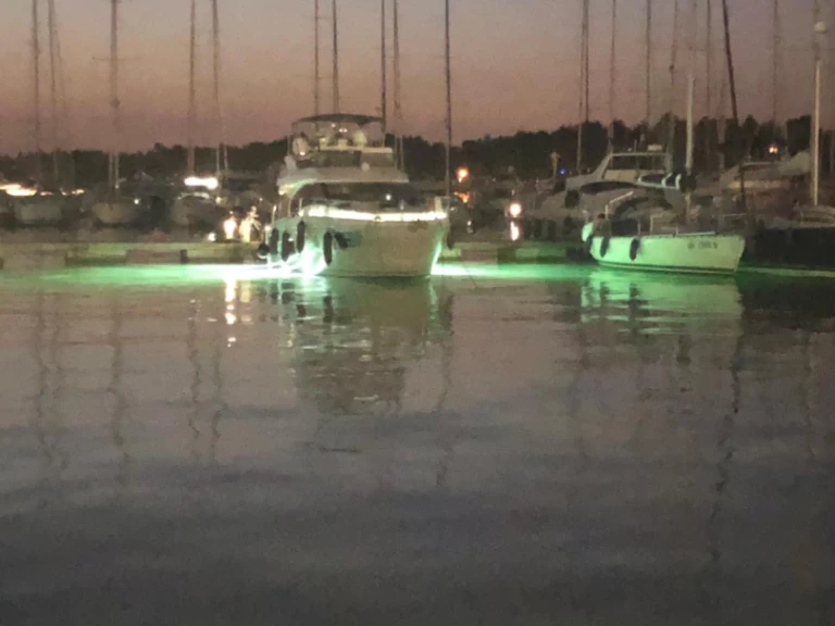 Wynajmij Motorówka z lub bez skippera Bavaria w Sibenik