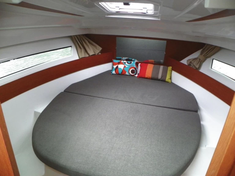 Wynajem Motorówka Jeanneau z patentem 