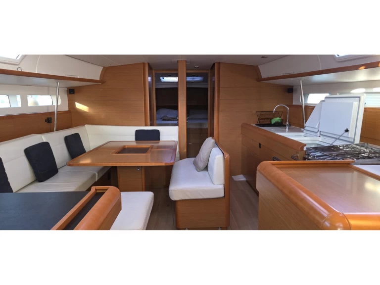 Wynajem Żaglowiec Jeanneau z patentem 