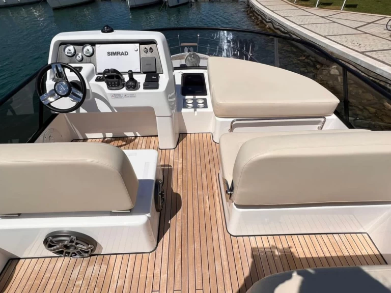 Motorówka do wynajmu w Sibenik w najlepszej cenie