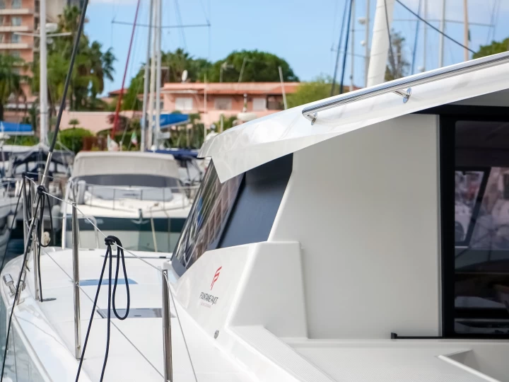 Fountaine Pajot Astrea 42 między profesjonalistami a osobami prywatnymi w Furnari