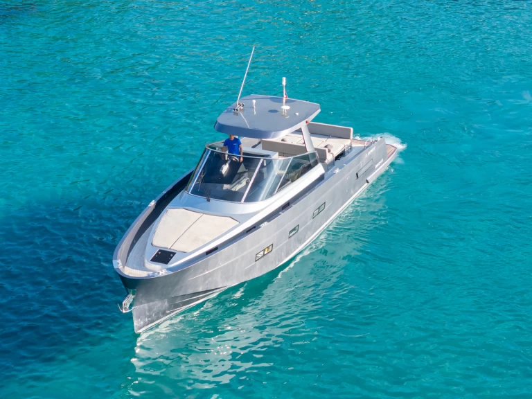 Motorówka do wynajmu w Port de Cavalaire-sur-Mer w najlepszej cenie