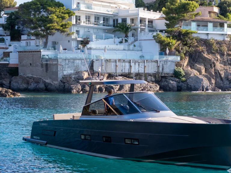 Med Yacht Med48 między profesjonalistami a osobami prywatnymi w Port de Cavalaire-sur-Mer