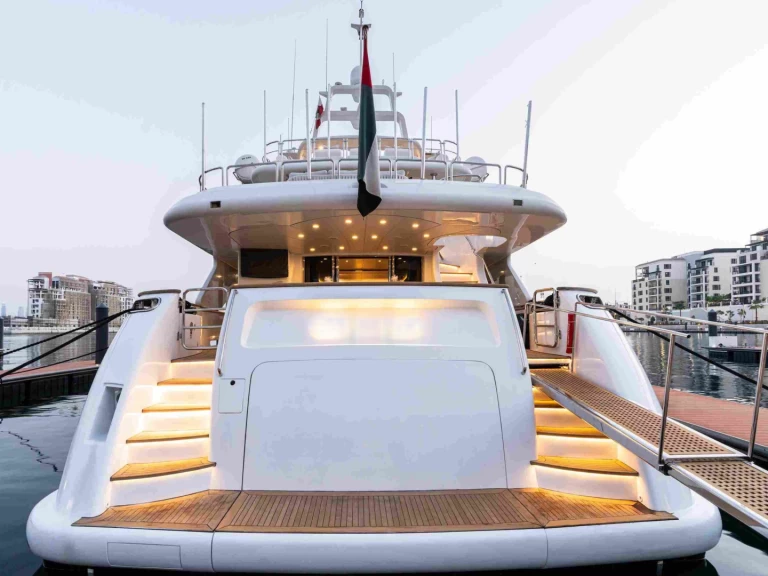 Benetti 114 między profesjonalistami a osobami prywatnymi w Dubai Marina