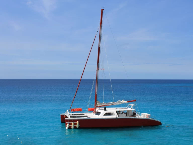 Wynajem Katamaran Custom Made z patentem 