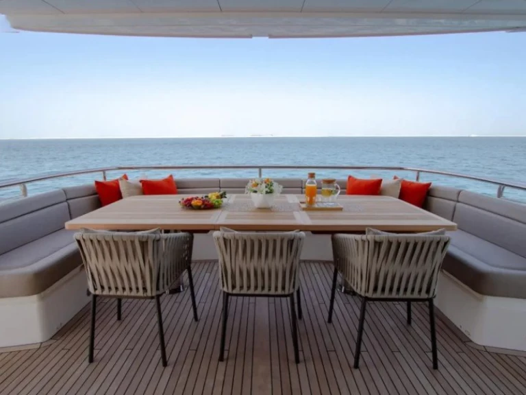 Sunseeker 116 między profesjonalistami a osobami prywatnymi w Dubai Marina