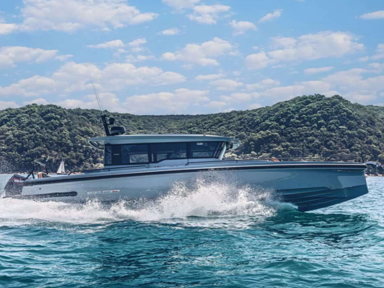 Wynajem Motorówka Axopar z patentem 