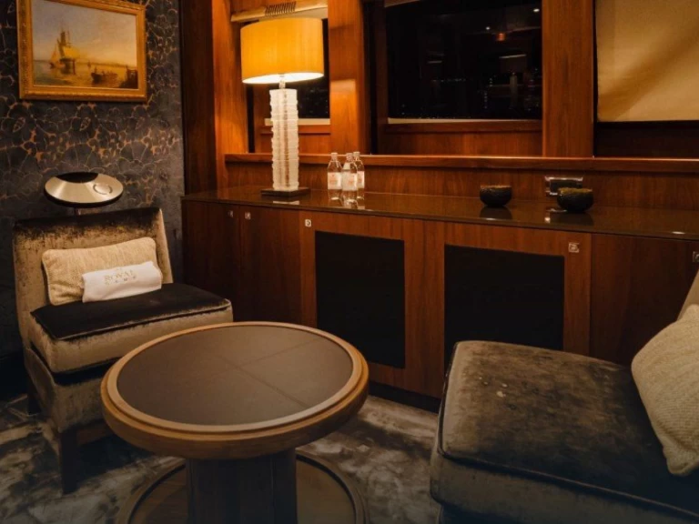 Sunseeker 131 między profesjonalistami a osobami prywatnymi w Dubai Marina