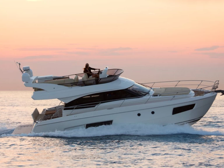 Bavaria Virtess 420 Fly między profesjonalistami a osobami prywatnymi w Trogir