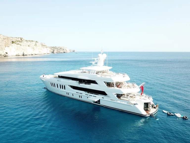 CMB YACHTS 154 między profesjonalistami a osobami prywatnymi w Dubai Marina