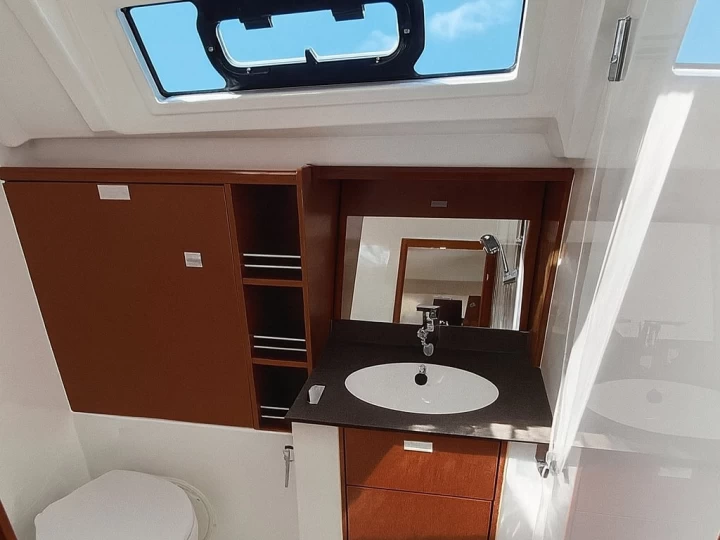 Wynajem Żaglowiec Bavaria z patentem 