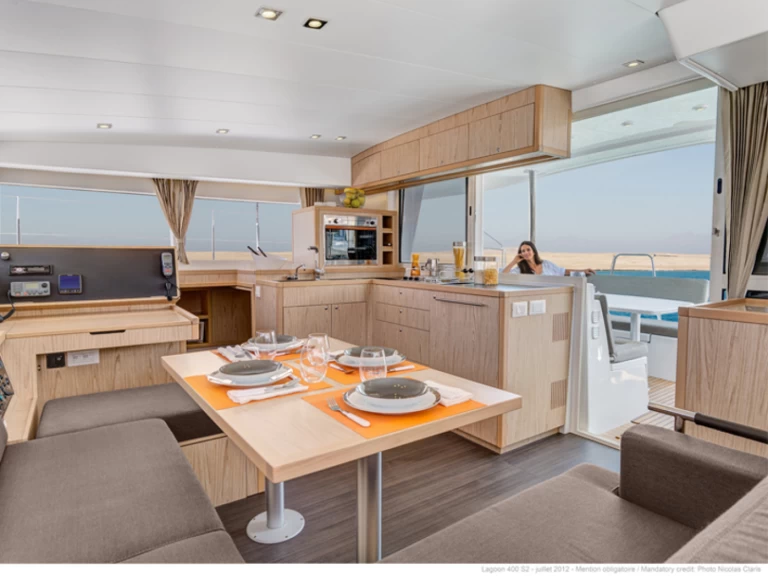 Lagoon Lagoon 400 S2 między profesjonalistami a osobami prywatnymi w Trogir