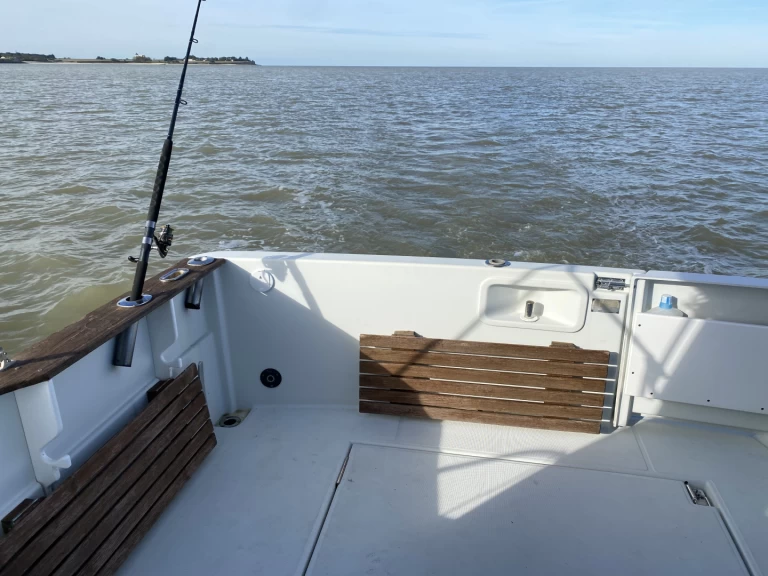 Wynajem Motorówka Jeanneau z patentem 