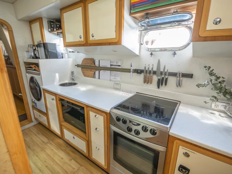 Wynajem łodzi Airlie Beach tanio Custom Expedition Yacht