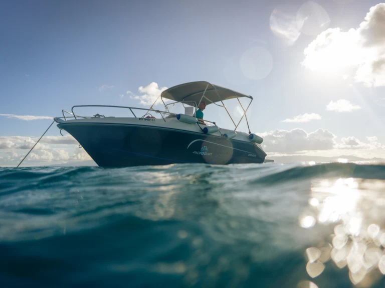 Wynajem Motorówka Pacific Craft z patentem 