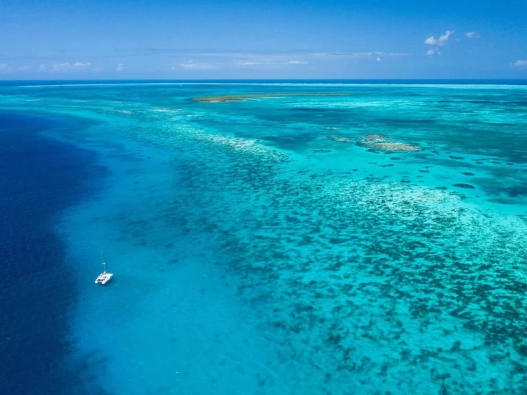 Wynajmij Katamaran z lub bez skippera Lagoon w Belize City