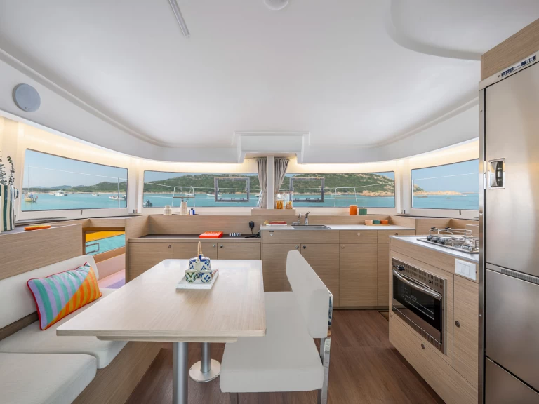 Wynajem Katamaran Lagoon z patentem 