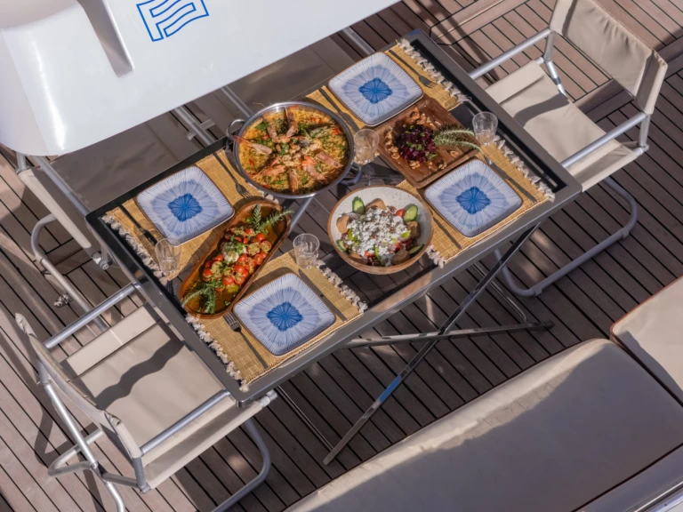 Wynajem Motorówka Ferretti z patentem 