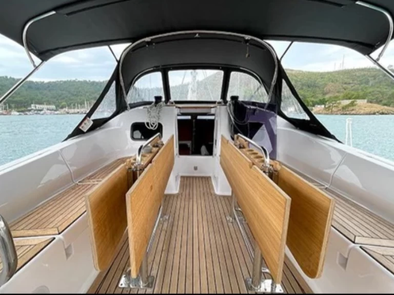 Żaglowiec do wynajmu w Alimos w najlepszej cenie