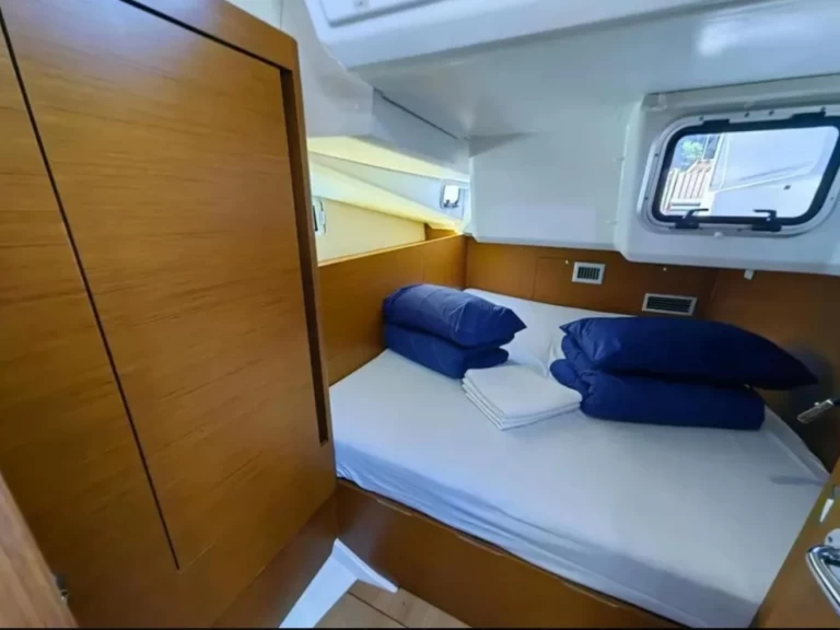 Wynajem Żaglowiec Jeanneau z patentem 