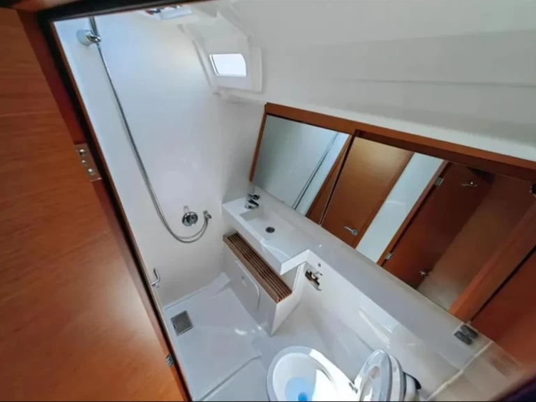 Jeanneau Sun Odyssey 440[G] między profesjonalistami a osobami prywatnymi w Alimos