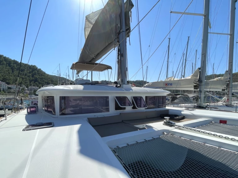 Wynajmij Katamaran z lub bez skippera Lagoon w Alimos