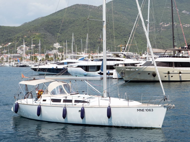 Jeanneau Sun Odyssey 40.3 między profesjonalistami a osobami prywatnymi w Tivat