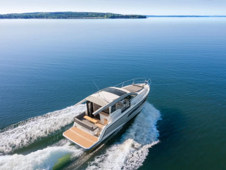 Wynajem Motorówka Sealine z patentem 