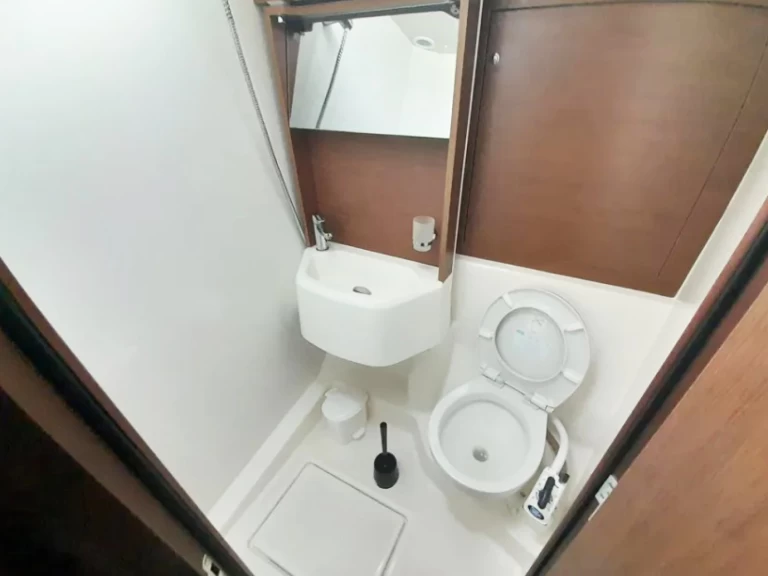 Żaglowiec do wynajmu w Alimos w najlepszej cenie