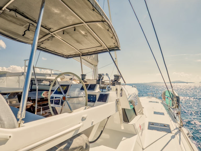 Fountaine Pajot Aura 51 między profesjonalistami a osobami prywatnymi w Lefkáda