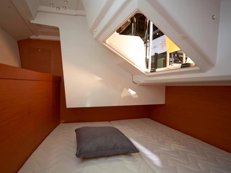 Wynajem Żaglowiec Jeanneau z patentem 