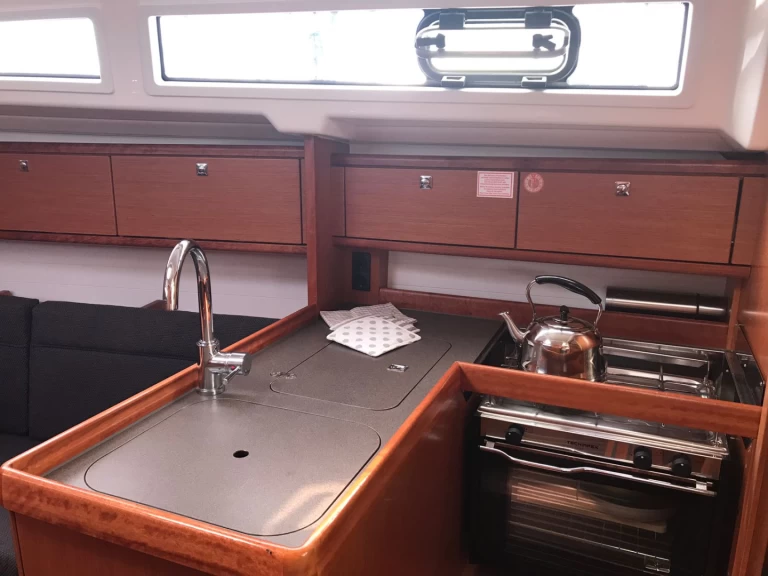 Wynajem Żaglowiec Bavaria z patentem 