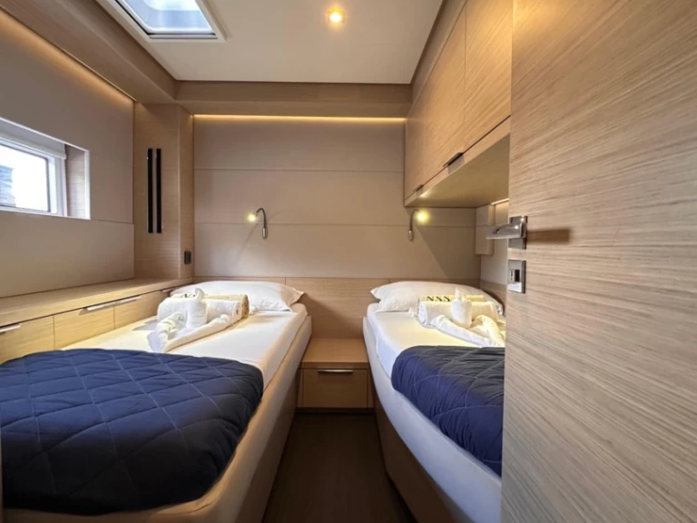 Wynajem Katamaran Lagoon z patentem 