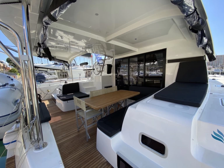 Katamaran do wynajmu w Cugnana Verde w najlepszej cenie