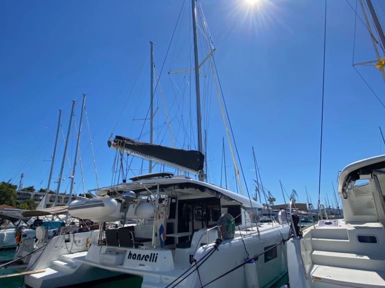 Lagoon Lagoon 42 między profesjonalistami a osobami prywatnymi w Le Marin