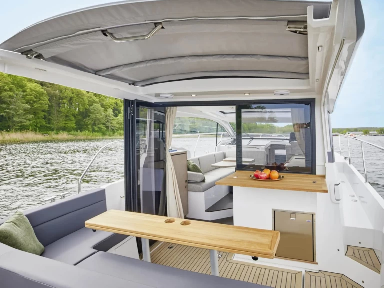 Sealine Sealine C335 między profesjonalistami a osobami prywatnymi w Biograd na Moru