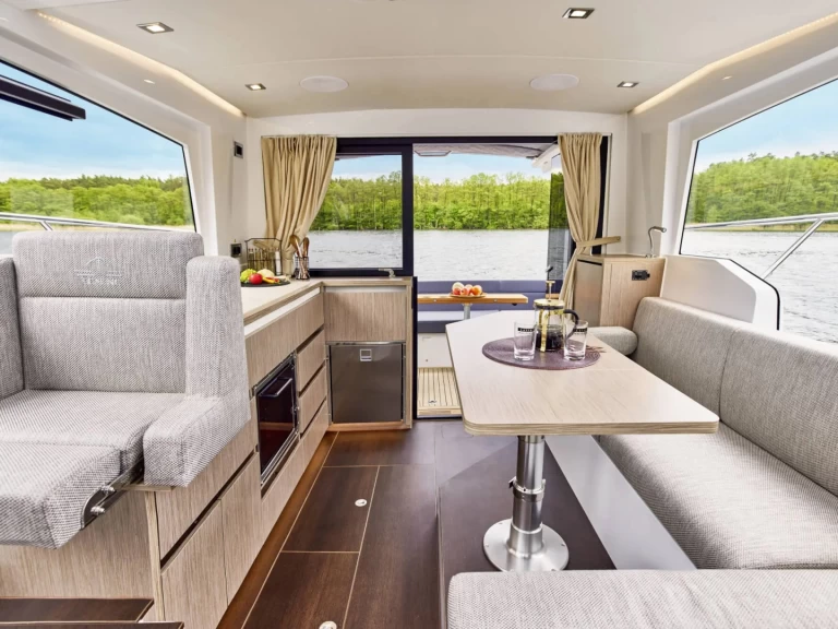 Wynajmij Sealine Sealine C335 w Biograd na Moru