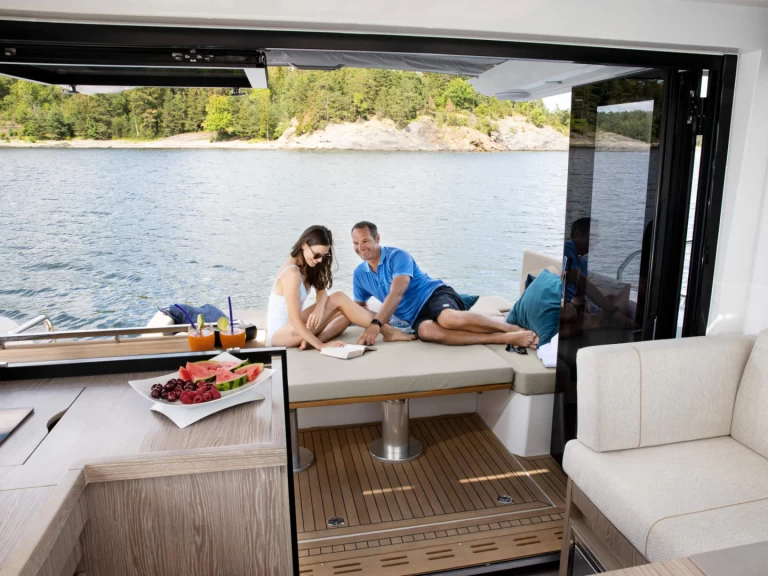 Wynajmij Sealine Sealine C390 w Biograd na Moru