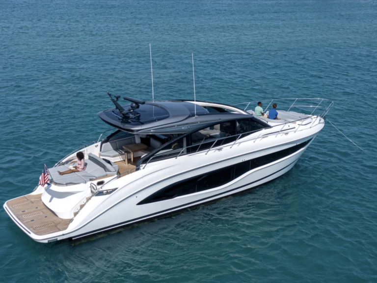 Princess Princess V55 między profesjonalistami a osobami prywatnymi w Port de Saint Tropez