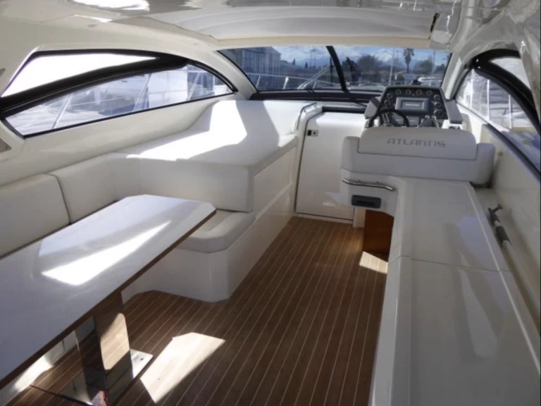 Azimut Atlantis 48 między profesjonalistami a osobami prywatnymi w Port de Saint Tropez